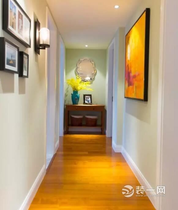 主卧采用卡其色的乳胶漆,床头背景配上白色线条做造型.